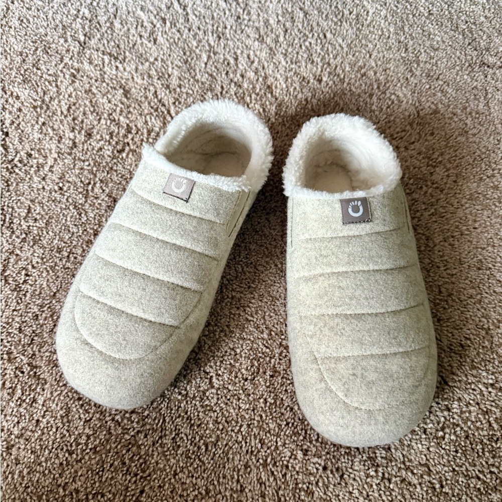 Xero Pagosa Cozy Cream Slippers with Fleece Lining Barefoot Wide Toe